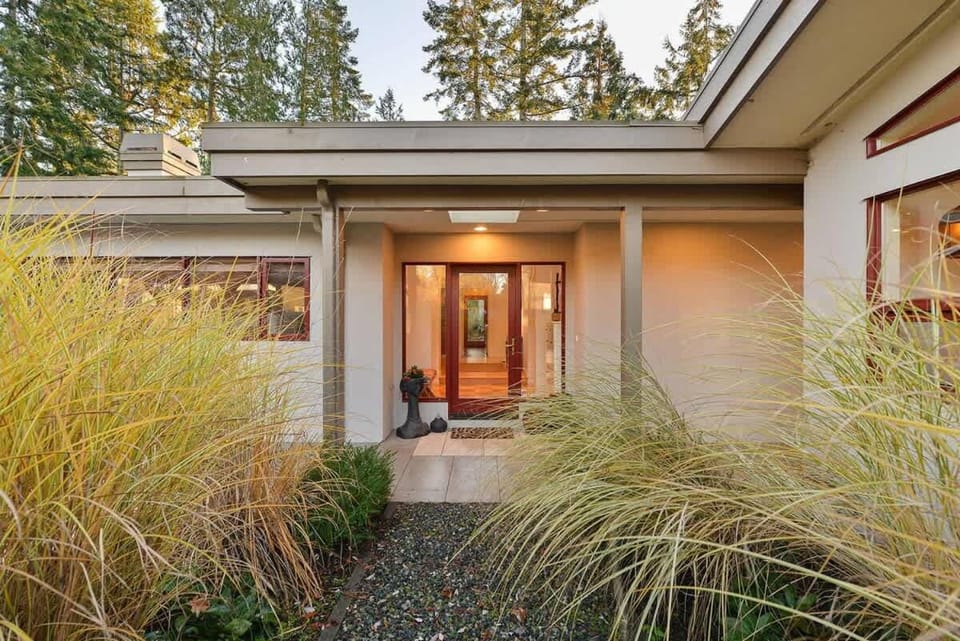 Beachside Living Cherry Point by EMR Vacation Rentals House in Southern Gulf Islands