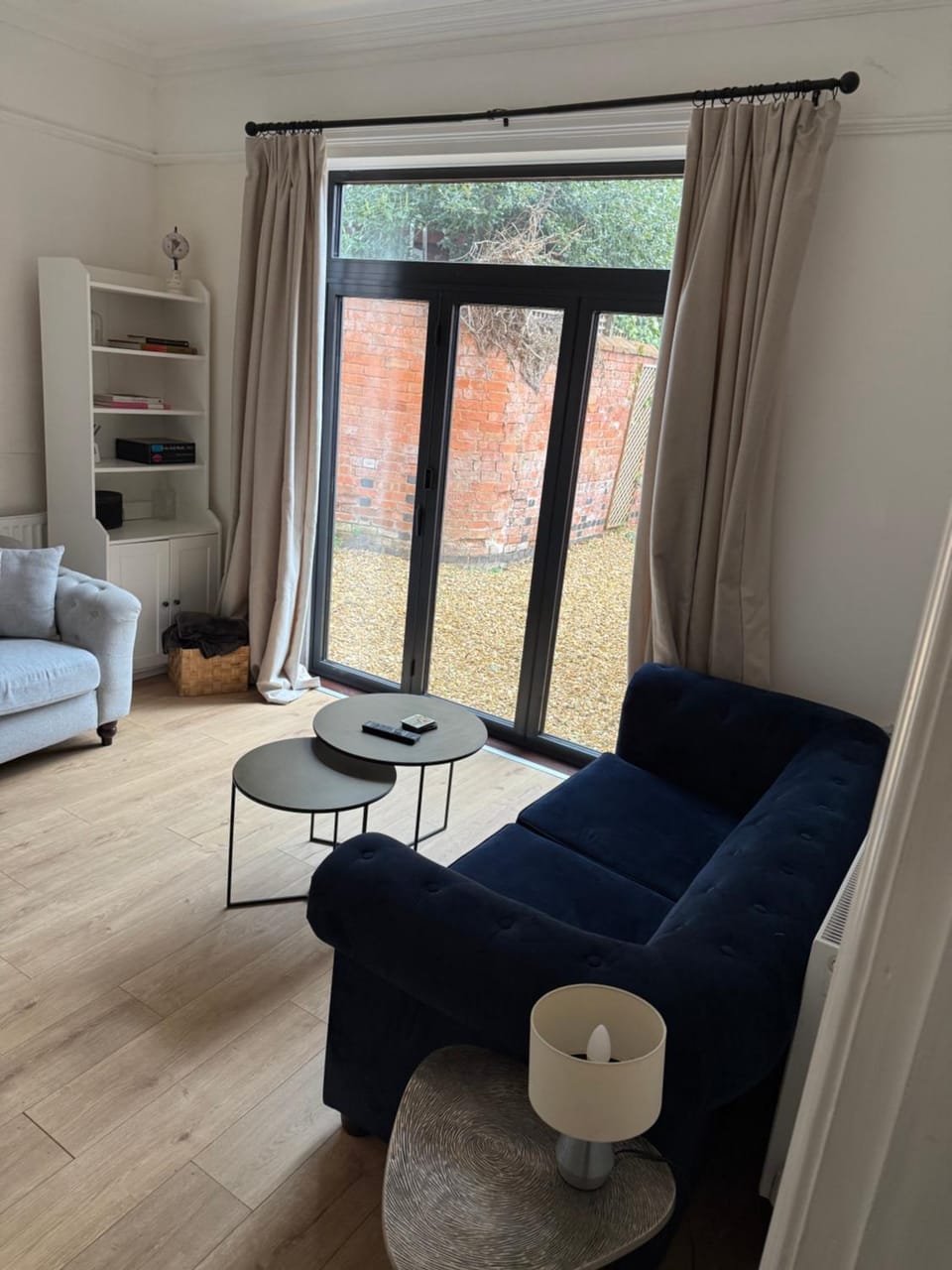 Freshly decorated apartment 10 mins from Cotswolds Child Friendly Great location with plenty of nearby free parking freestanding bath and outdoor private terrace area Apartment in Evesham