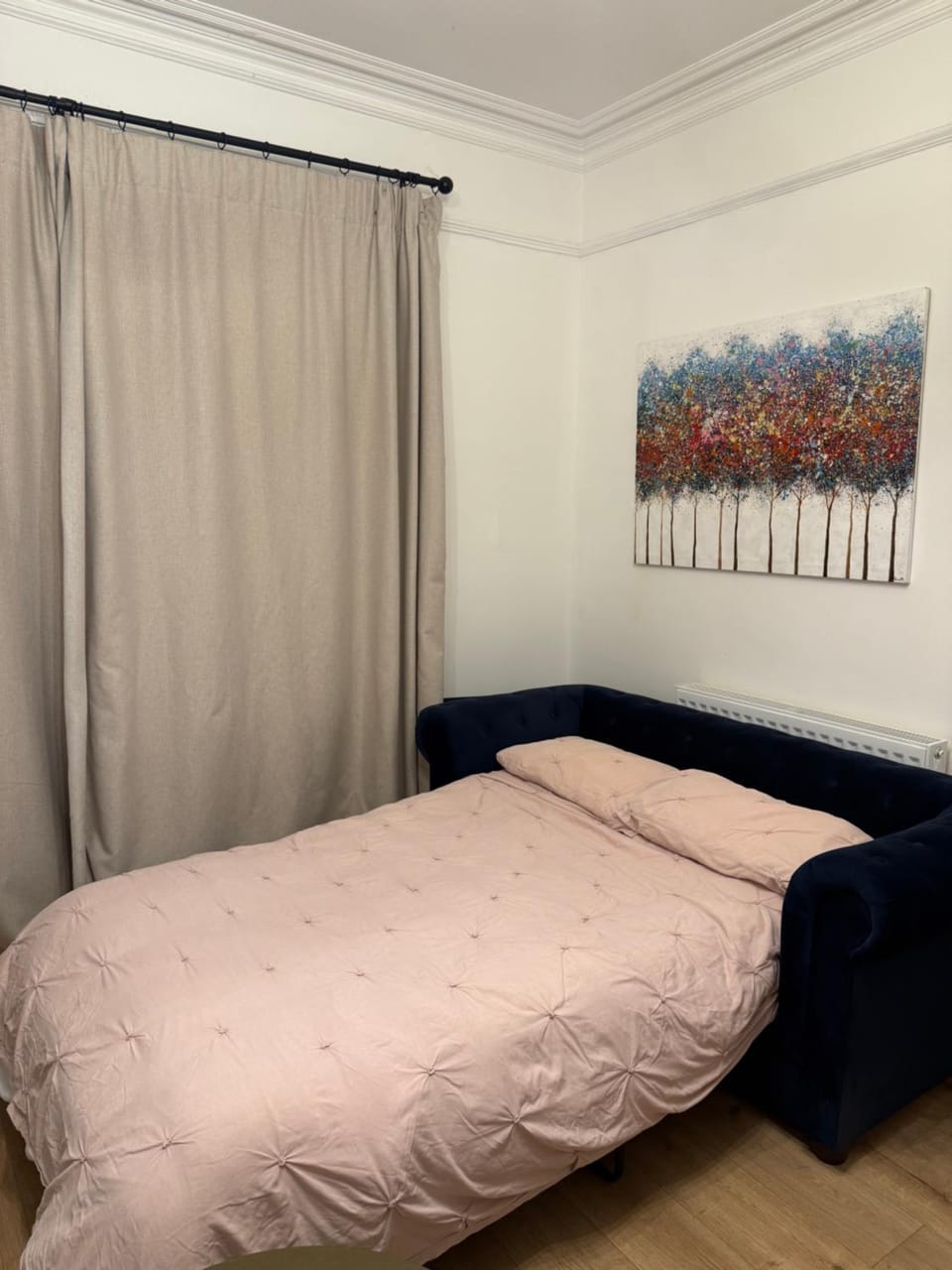 Freshly decorated apartment 10 mins from Cotswolds Child Friendly Great location with plenty of nearby free parking freestanding bath and outdoor private terrace area Apartment in Evesham