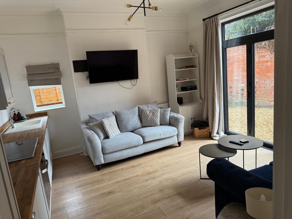 Freshly decorated apartment 10 mins from Cotswolds Child Friendly Great location with plenty of nearby free parking freestanding bath and outdoor private terrace area Apartment in Evesham