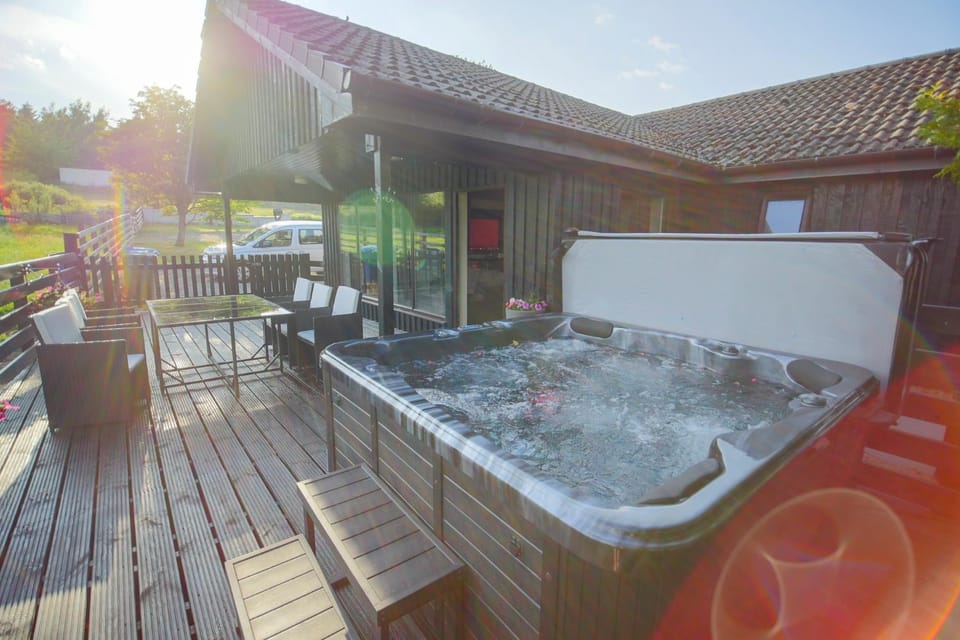 Facade/entrance, Hot Tub, Balcony/Terrace, Seating area, Dining area, Parking