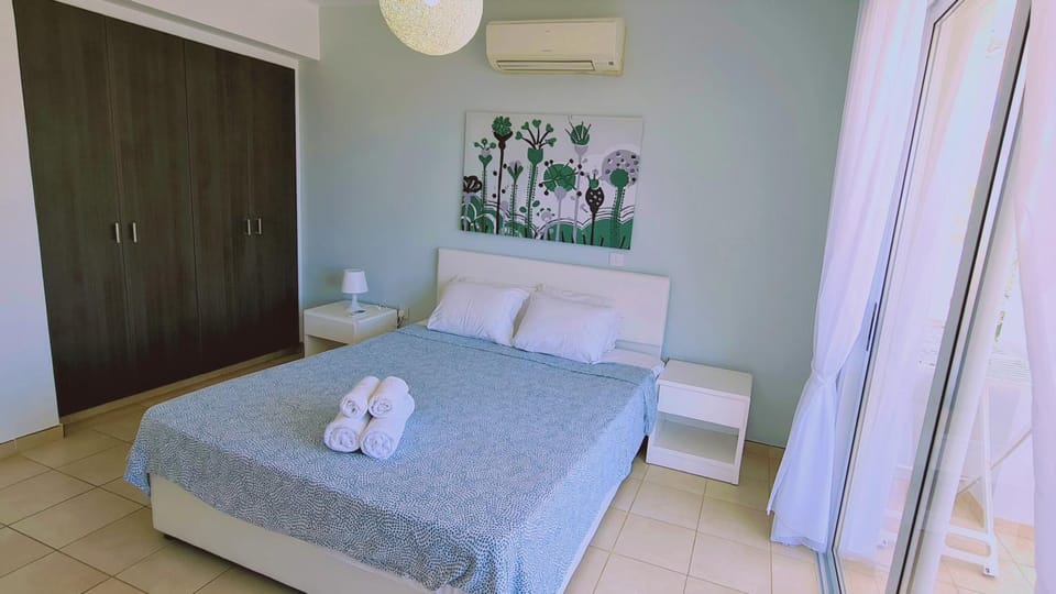 Bed, Photo of the whole room, Bedroom, towels, air conditioner