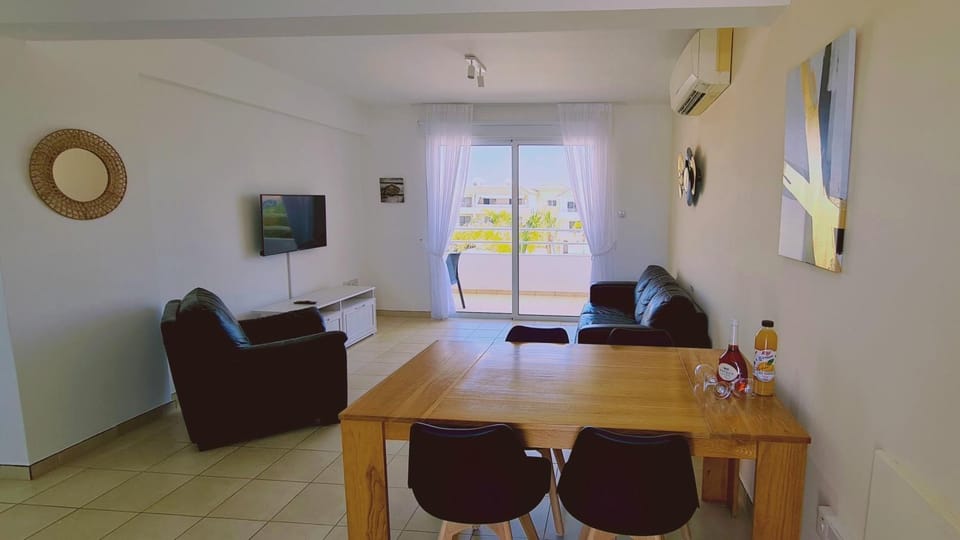 TV and multimedia, Kitchen or kitchenette, Living room, Seating area