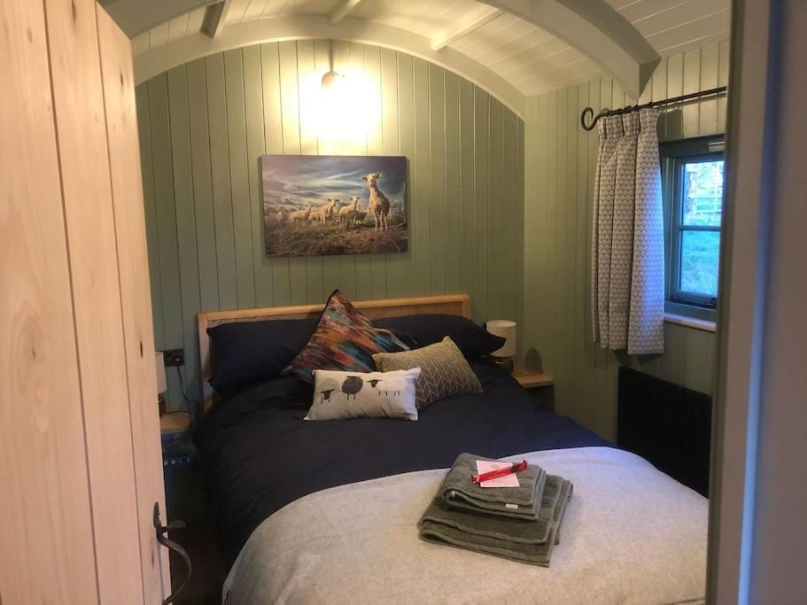 Coldharbour Luxury Shepherds Hut with Hot Tub Apartment in Rother District
