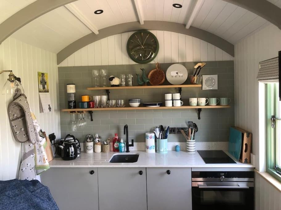 Coldharbour Luxury Shepherds Hut with Hot Tub Apartment in Rother District