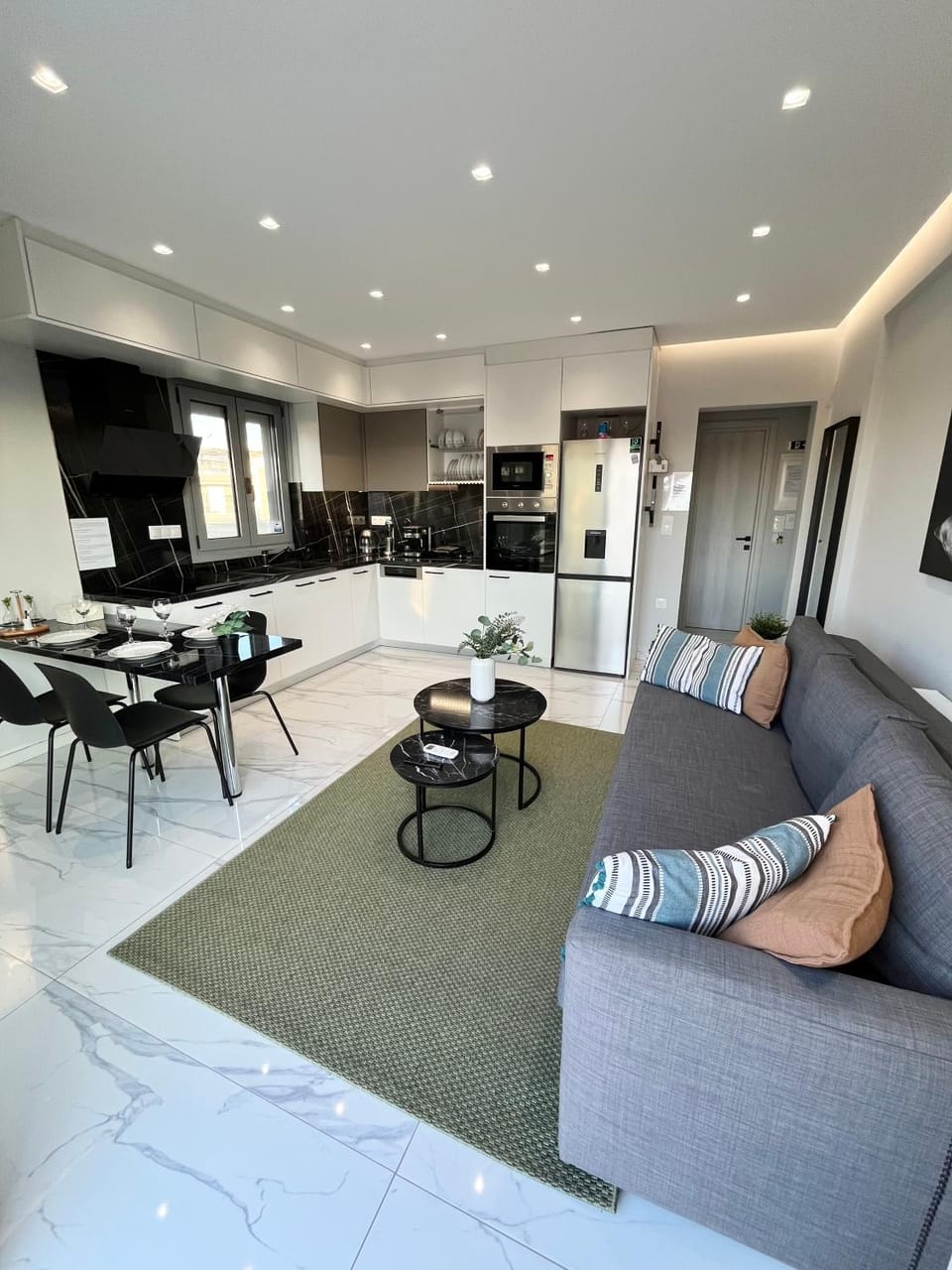 Coffee/tea facilities, Living room, Seating area, Dining area, Area and facilities, dishwasher, microwave, oven, stove, washing machine