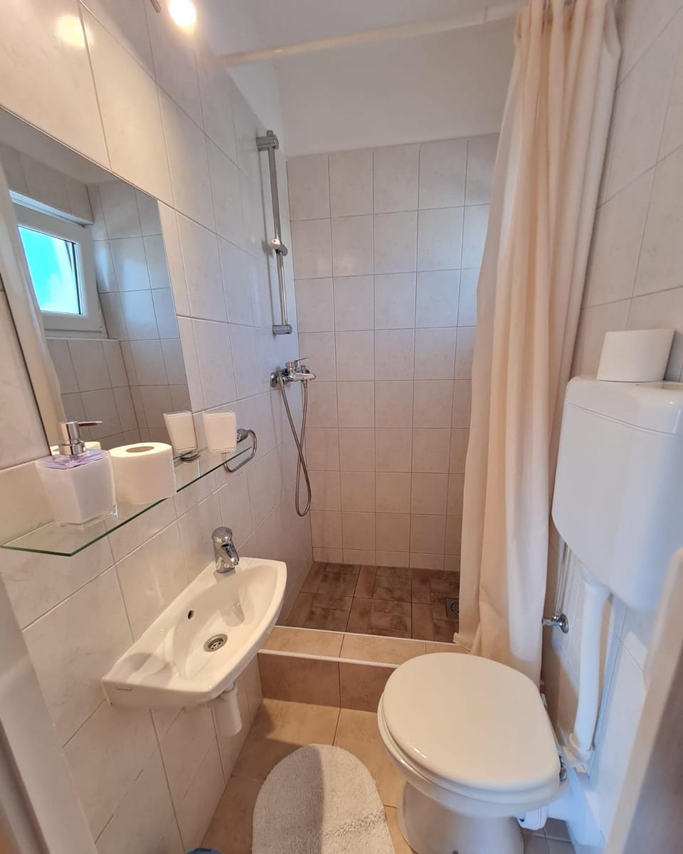 Shower, Toilet, towels