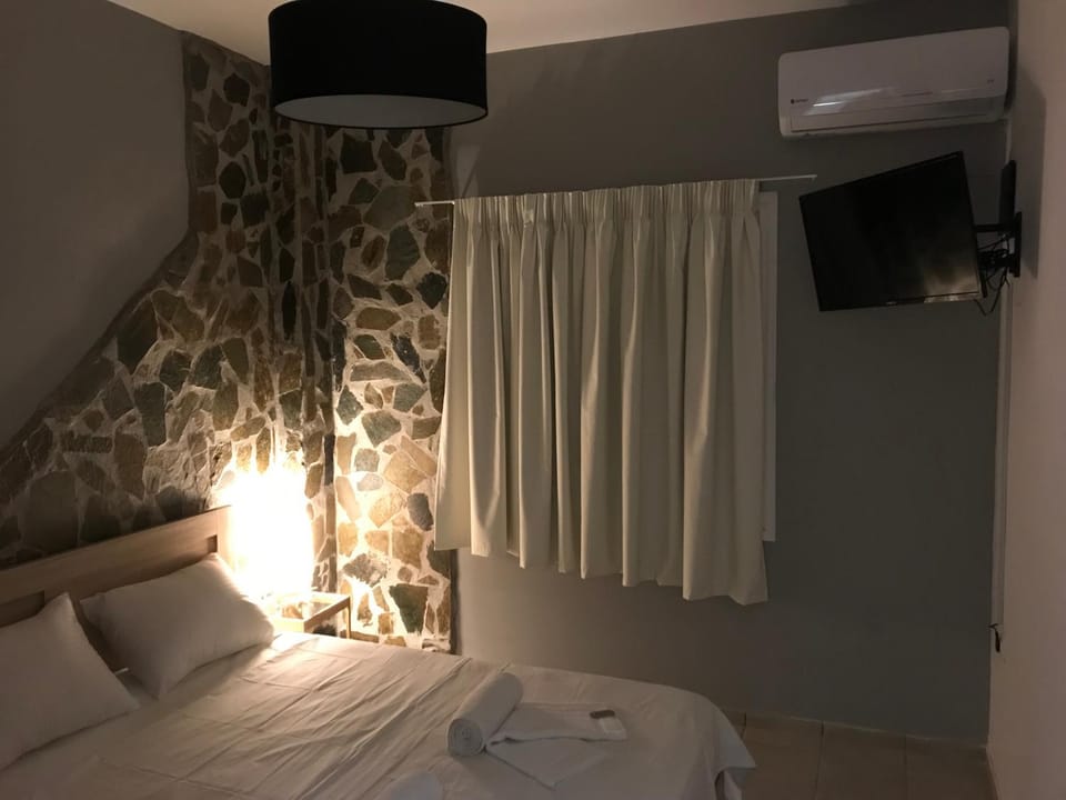 Bed, TV and multimedia, Bedroom, towels