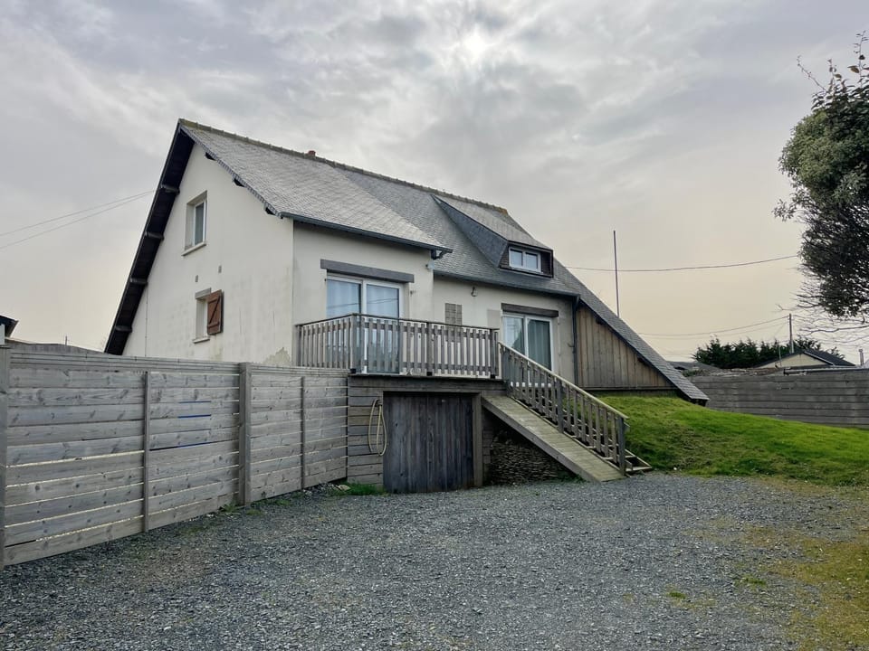 La maison penchée, avec jardin à 50m de la plage House in Normandy