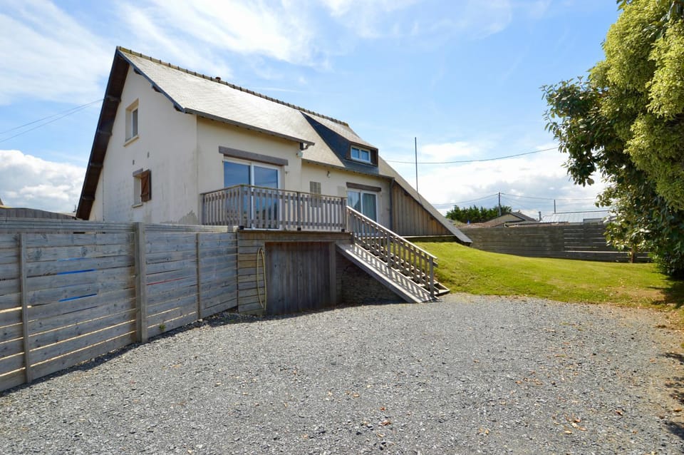 La maison penchée, avec jardin à 50m de la plage House in Normandy