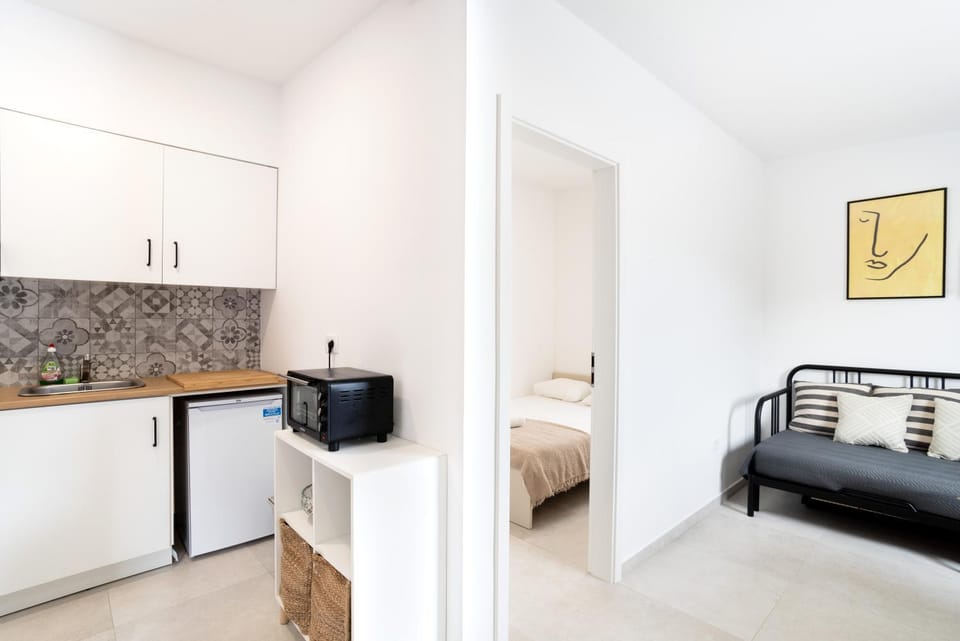 Kitchen or kitchenette, Living room, Seating area, Dining area
