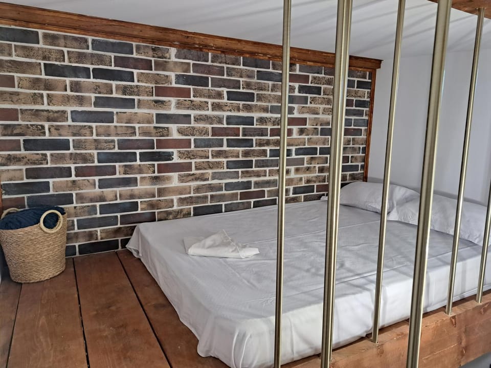 Bedroom, bunk bed