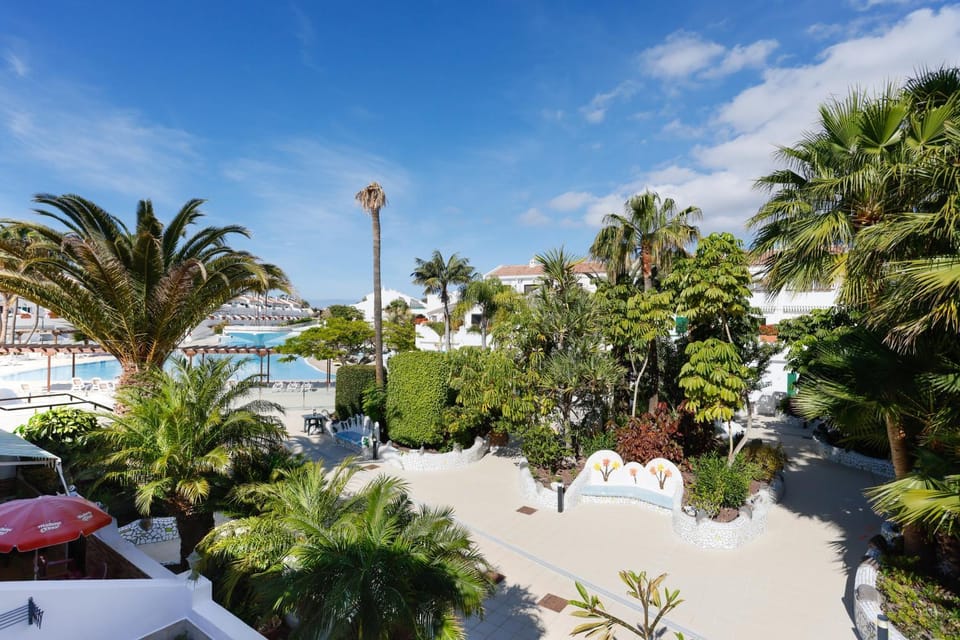 Property building, Facade/entrance, Off site, Pool view