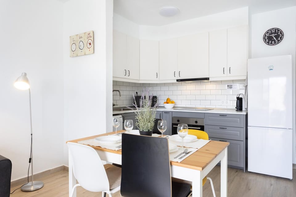 Kitchen or kitchenette, Dining area, minibar, pet friendly