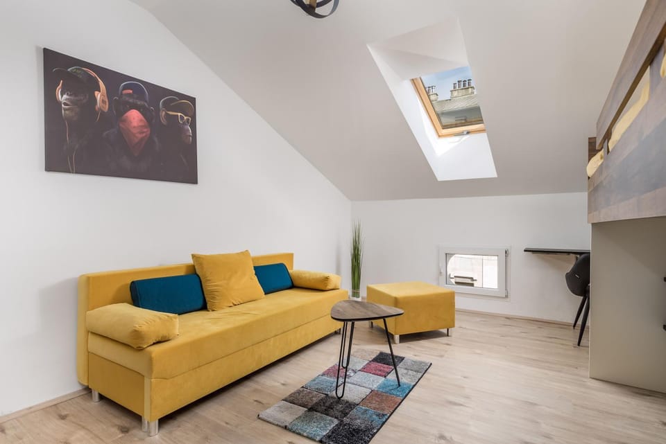Seating area, Bedroom, air conditioner