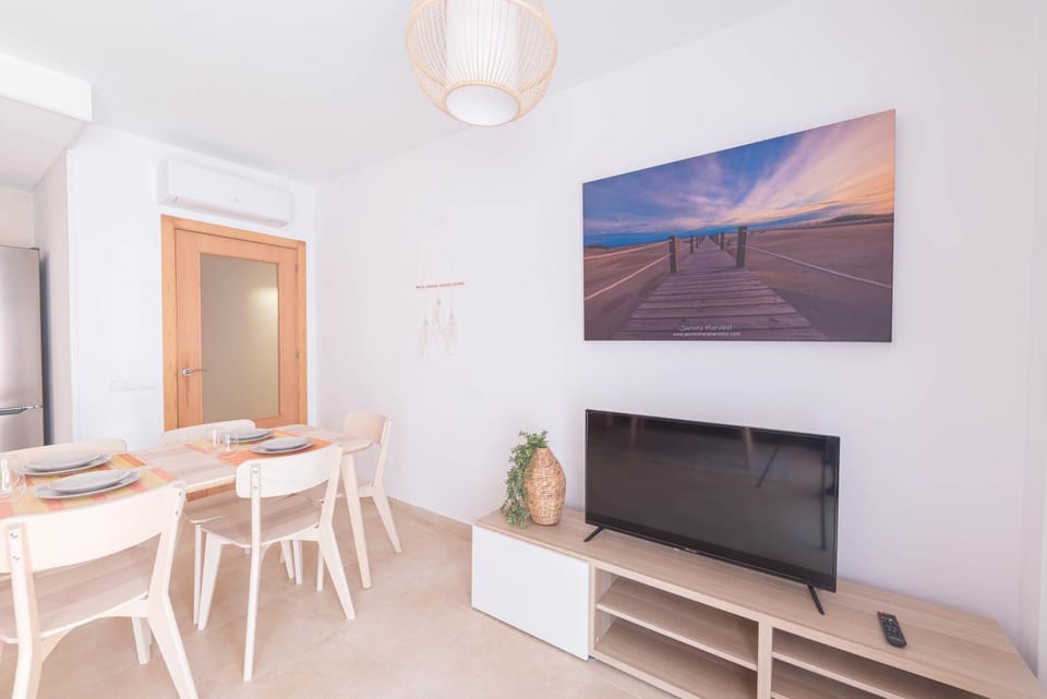 TV and multimedia, Living room, Seating area, Dining area