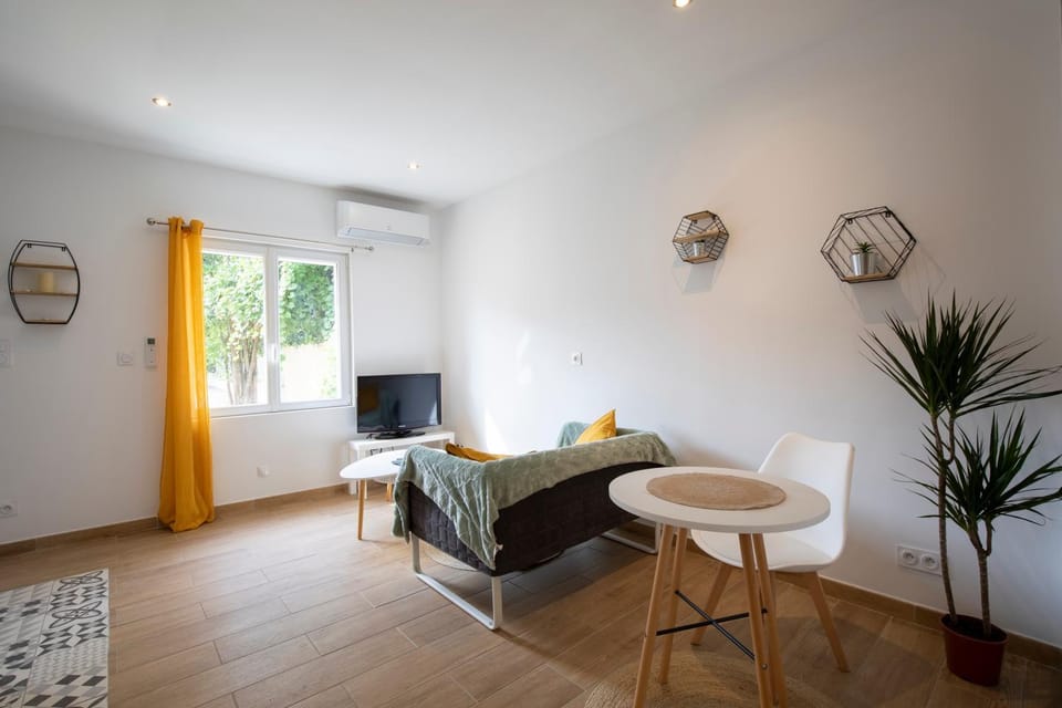 Communal lounge/ TV room, TV and multimedia, Living room