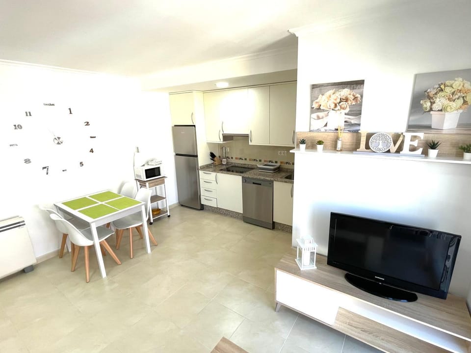 Kitchen or kitchenette, Dining area, dishwasher, minibar, stove