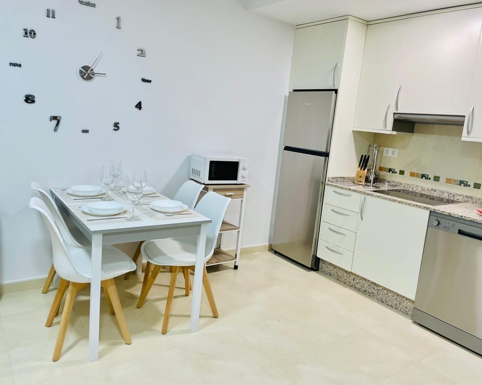 Kitchen or kitchenette, Dining area