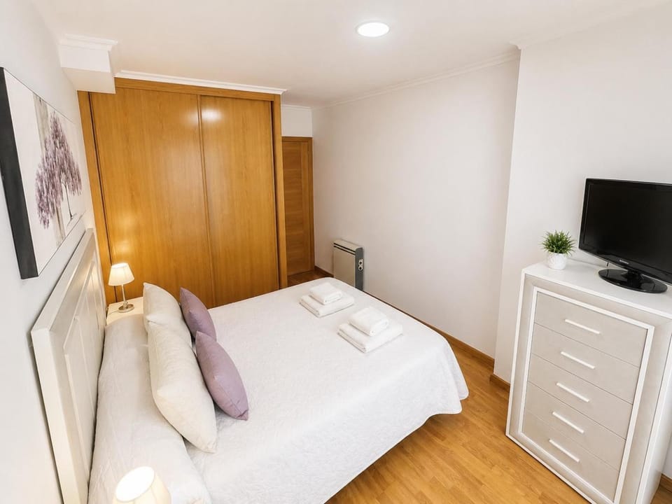 Bed, TV and multimedia, Evening entertainment, Bedroom, towels