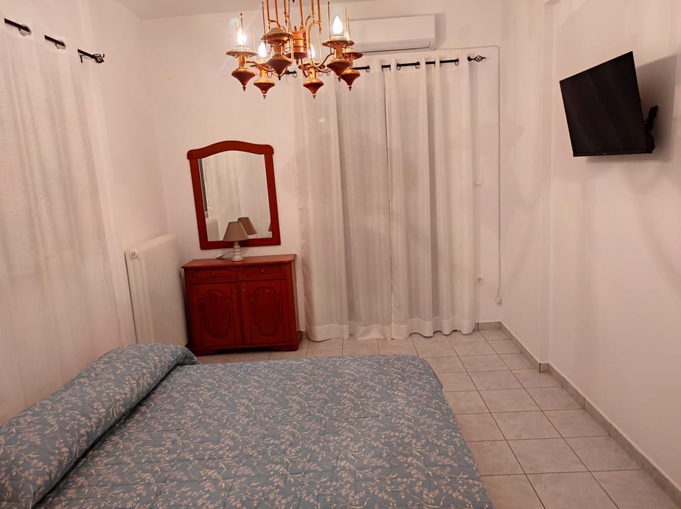 Bed, TV and multimedia, Photo of the whole room, Bedroom