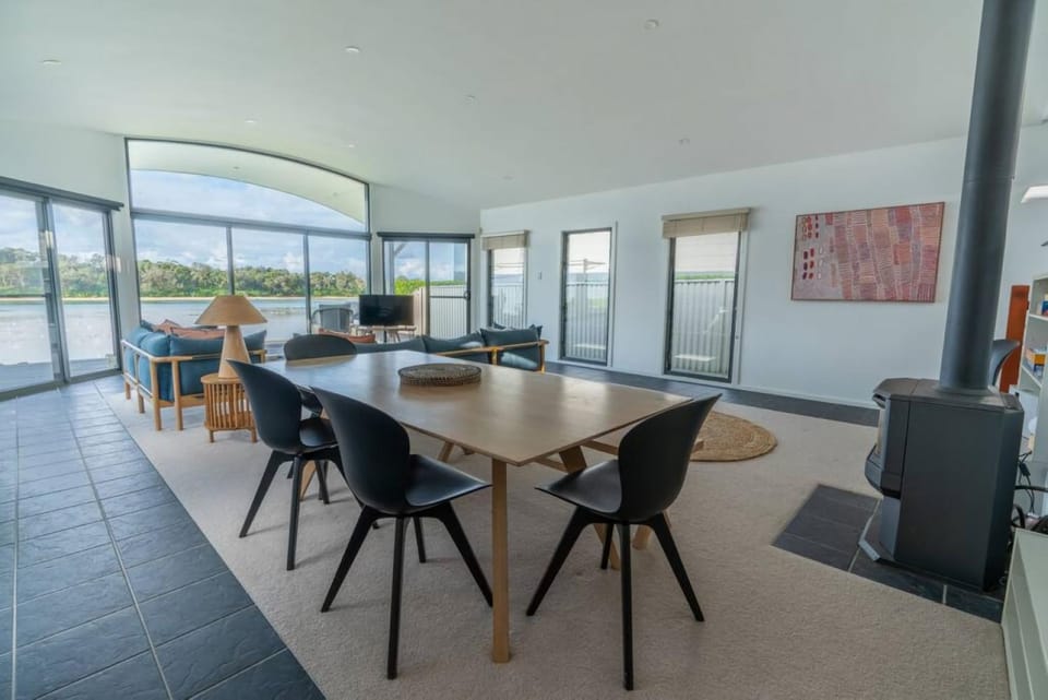 Absolute waterfront beach house House in Kiama