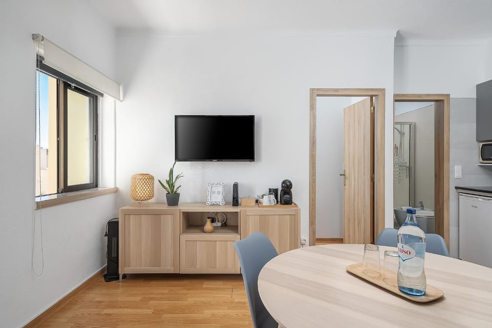 Communal lounge/ TV room, Spring, Natural landscape, Winter, Summer, Coffee/tea facilities, View (from property/room), Photo of the whole room, Decorative detail, Seating area, Floor plan, Dining area, Autumn, River view, Entertainment, Sunrise, furniture, internet, locker