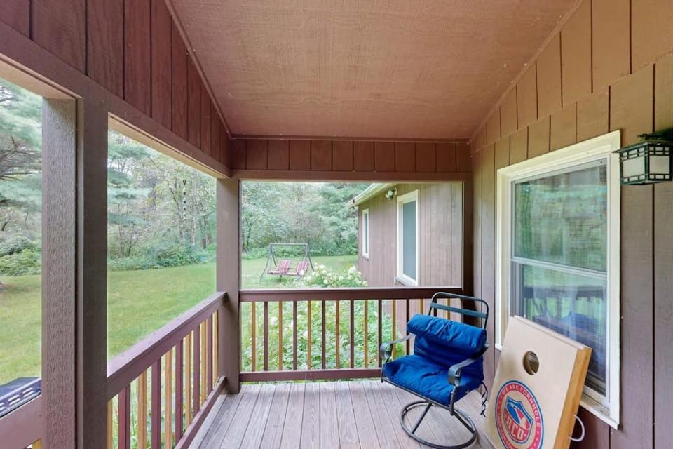 Buck's Crossing House in Petenwell Lake