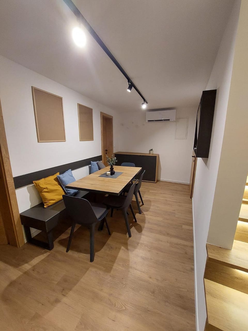 Seating area, Dining area