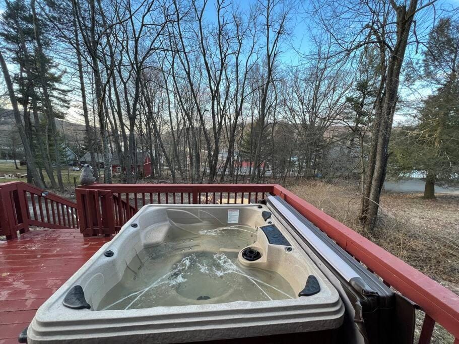 Cubs Den - Hot Tub- Walk to Lake- Fire Pit - Kayaks House in Deep Creek Lake