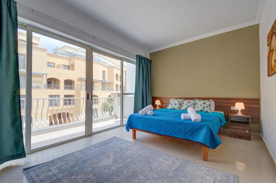 Bed, Balcony/Terrace, Photo of the whole room, Bedroom, towels, wardrobe, air conditioner