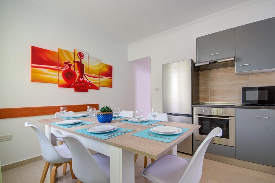 Kitchen or kitchenette, Dining area, stove