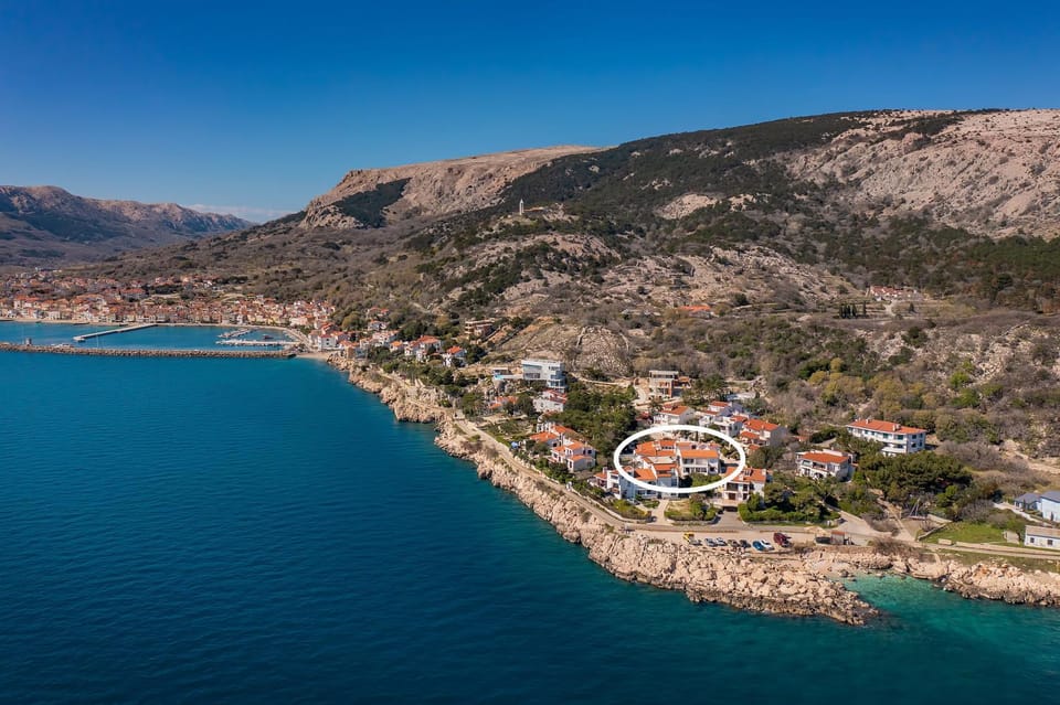 Nearby landmark, Bird's eye view