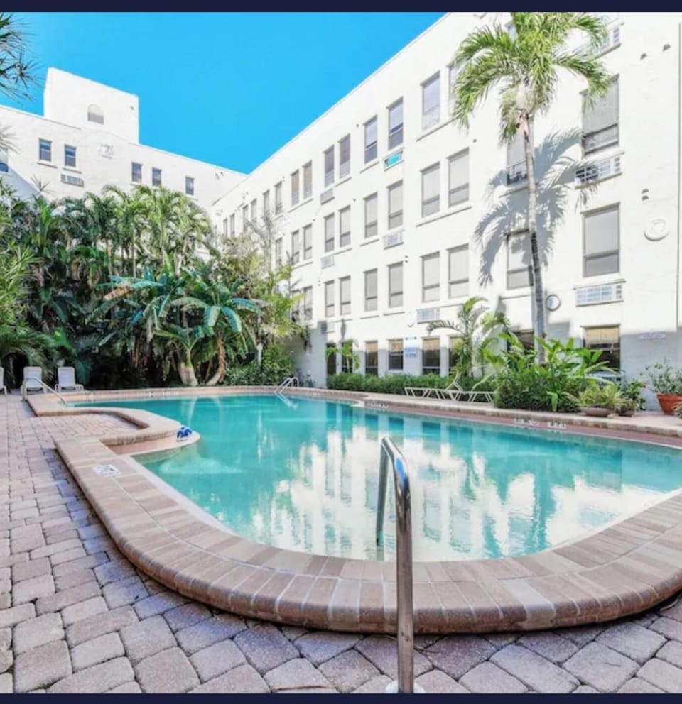 TROPICAL Palm Beach NEW SUITE 3 Beds 2 BEDRS &2BATHROOMS ENSUITE BEACH 5 MINOutdoorPOOL Garden Apartment hotel in Palm Beach