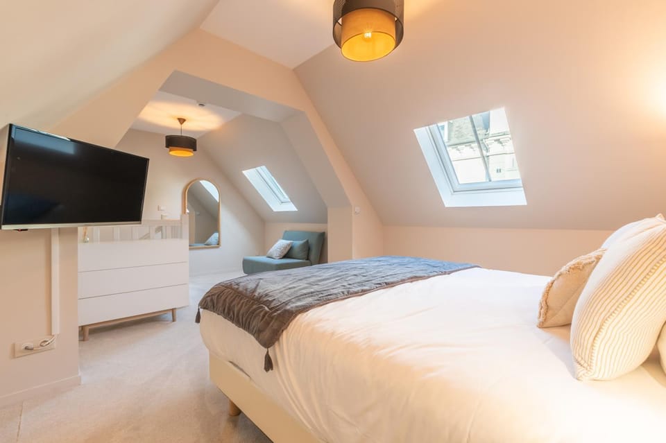 Bed, Night, TV and multimedia, Photo of the whole room, Bedroom