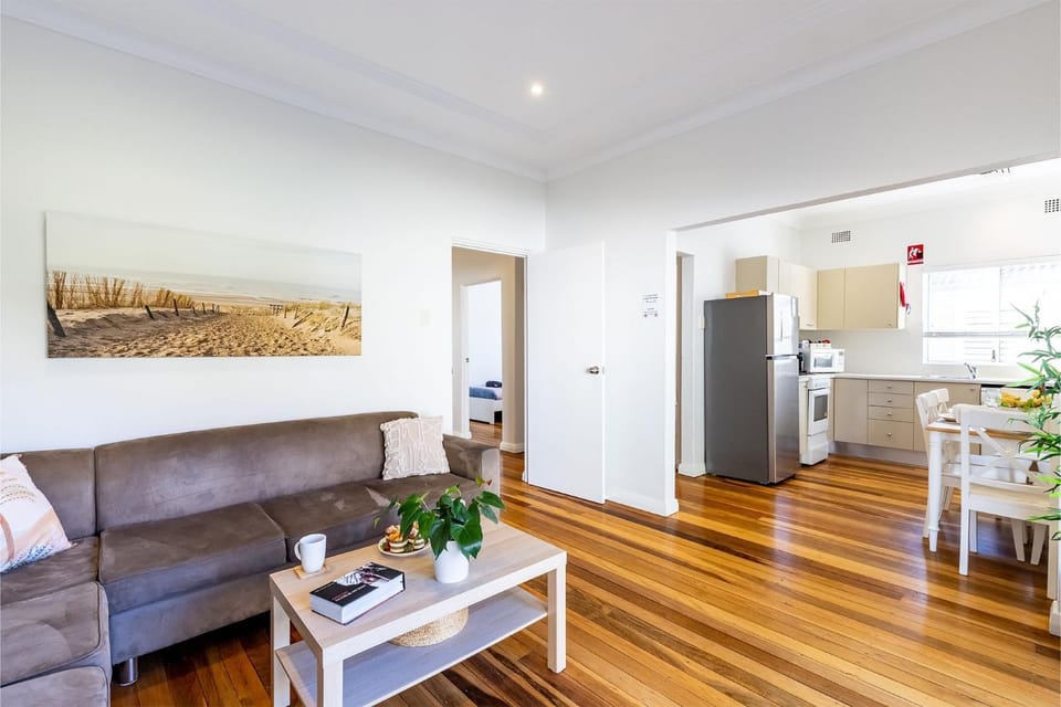 Tomaree Cottage 12 Tomaree Road - 200 mtrs to Beach - Pet Friendly, linen, WiFi & aircon House in Shoal Bay