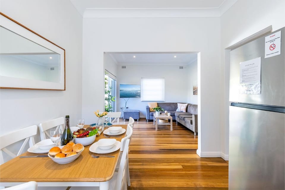 Tomaree Cottage 12 Tomaree Road - 200 mtrs to Beach - Pet Friendly, linen, WiFi & aircon House in Shoal Bay