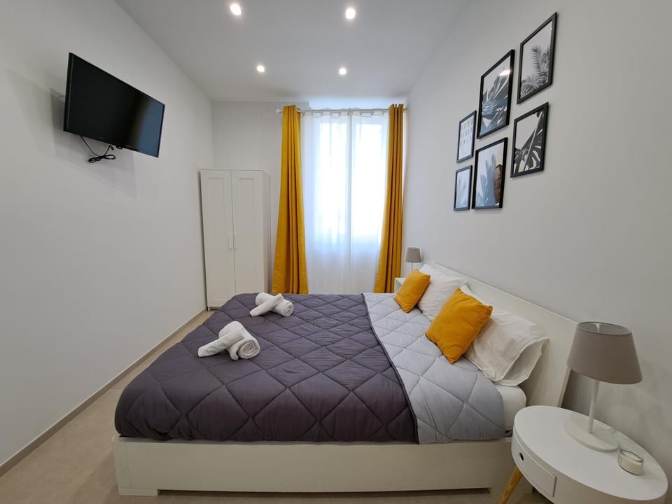 Bed, TV and multimedia, Photo of the whole room, Bedroom, towels