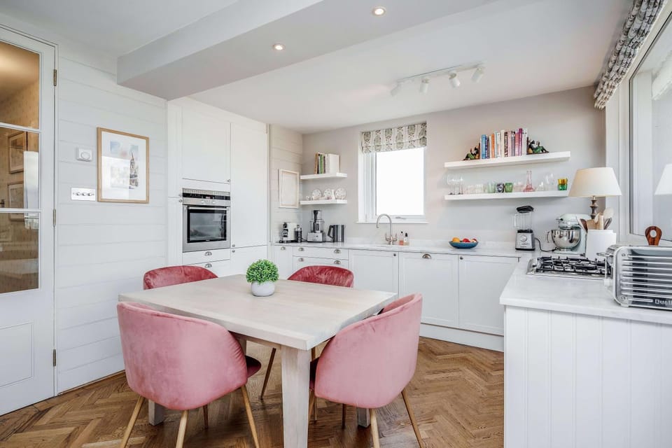Kitchen or kitchenette, Dining area, stove