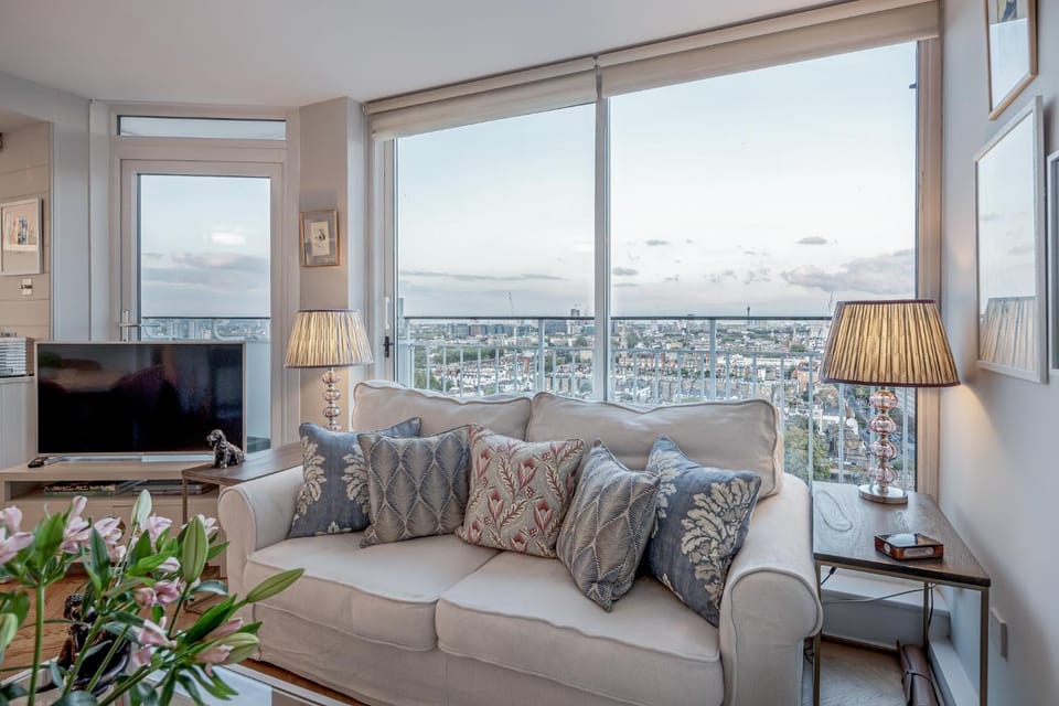 Living room, Seating area, Evening entertainment