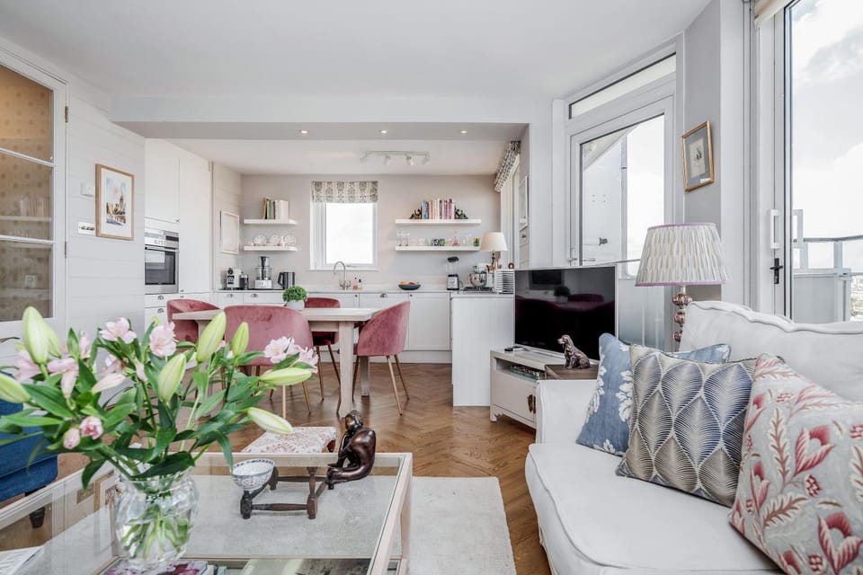 Kitchen or kitchenette, Living room, Seating area, Dining area