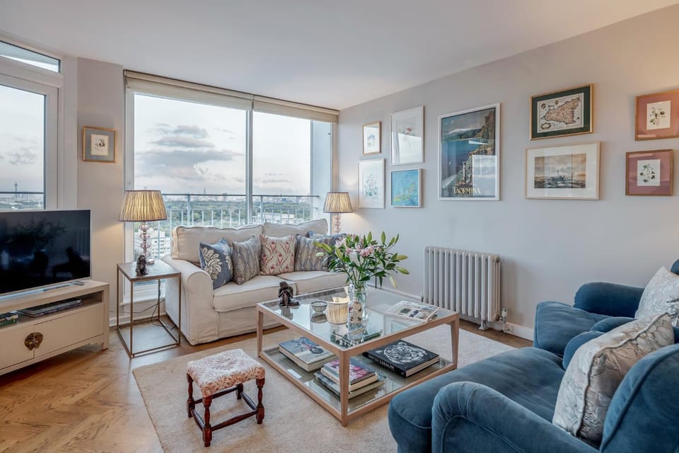 Living room, Seating area, Evening entertainment