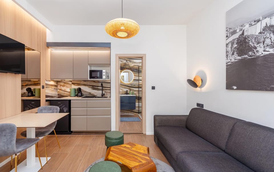 TV and multimedia, Kitchen or kitchenette, Living room, Seating area, Dining area, stove