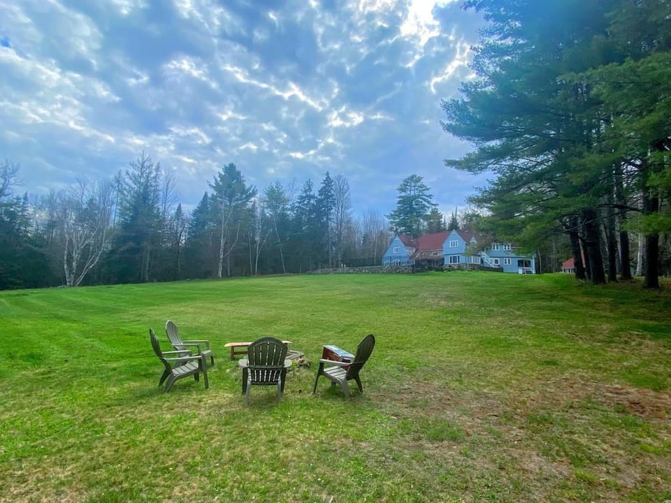 WOW New Spectacular Franconia Home - history - views - fire pit - hot tub - pool - grandeur - MUST SEE House in Sugar Hill