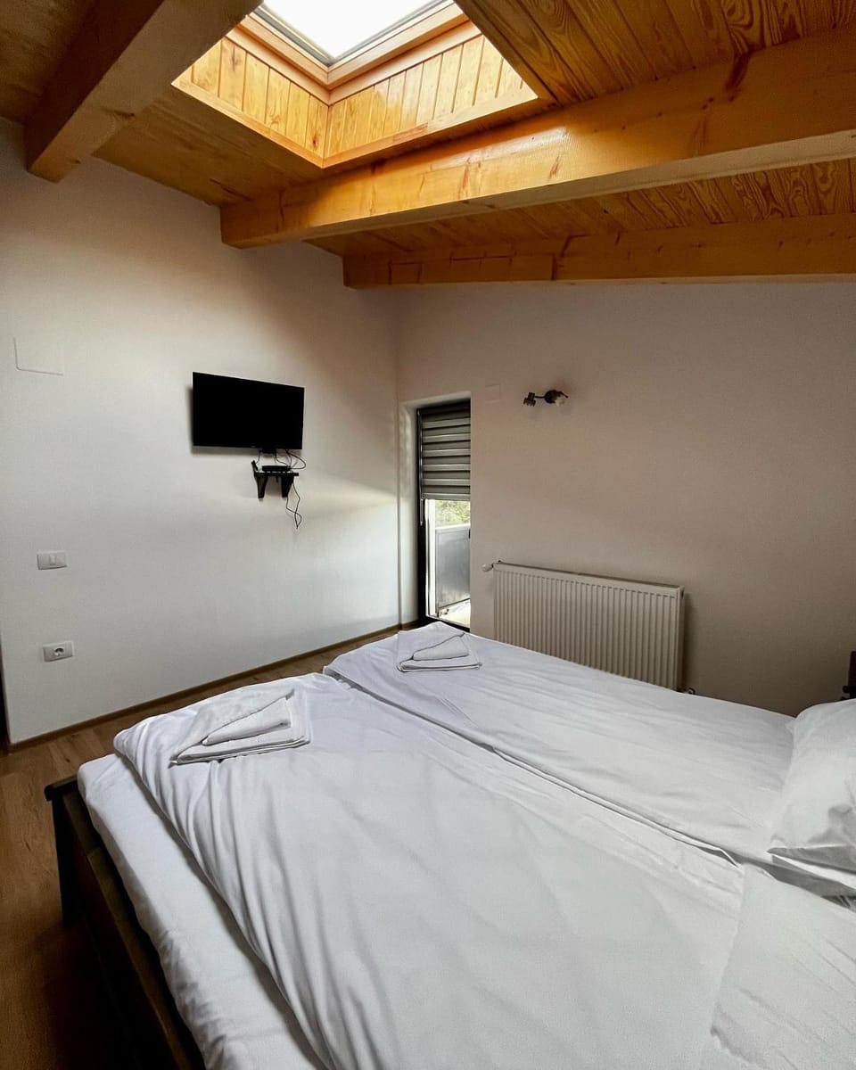 Bed, TV and multimedia, Photo of the whole room, Bedroom