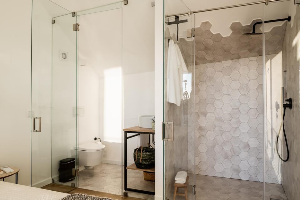 Shower, Toilet, towels