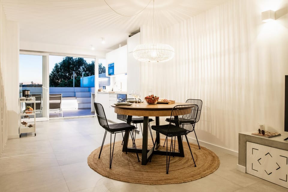 Seating area, Dining area