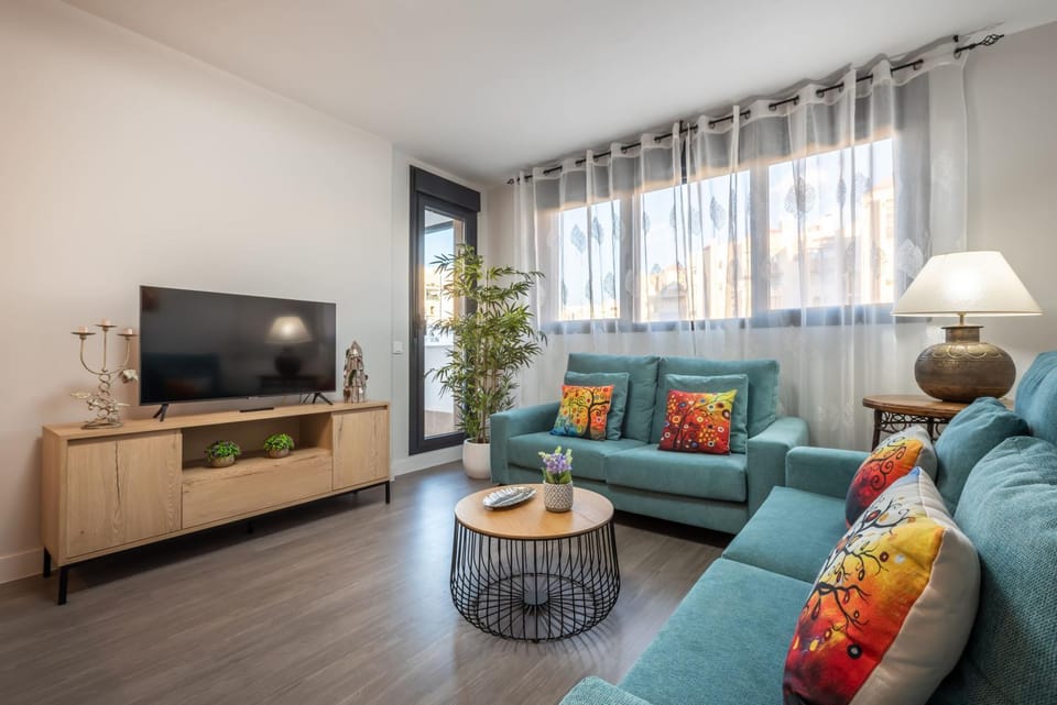 TV and multimedia, Living room, Seating area, Dining area, air conditioner