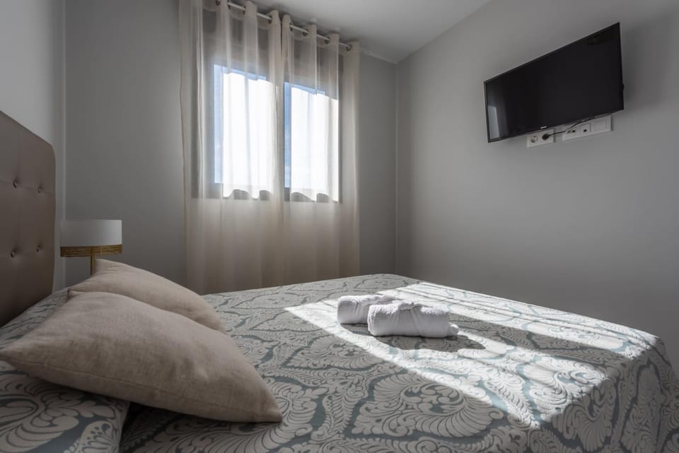 Bed, TV and multimedia, Bedroom