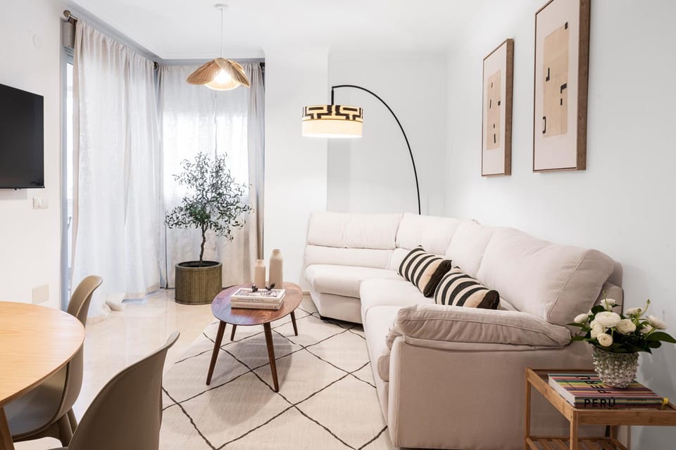 TV and multimedia, Living room, Seating area, Dining area